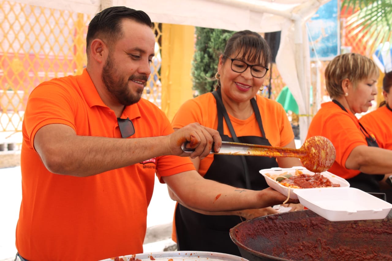 Cientos de personas participan en la 'Mega Reliquia 2025' en la parroquia de San Pedro Apóstol