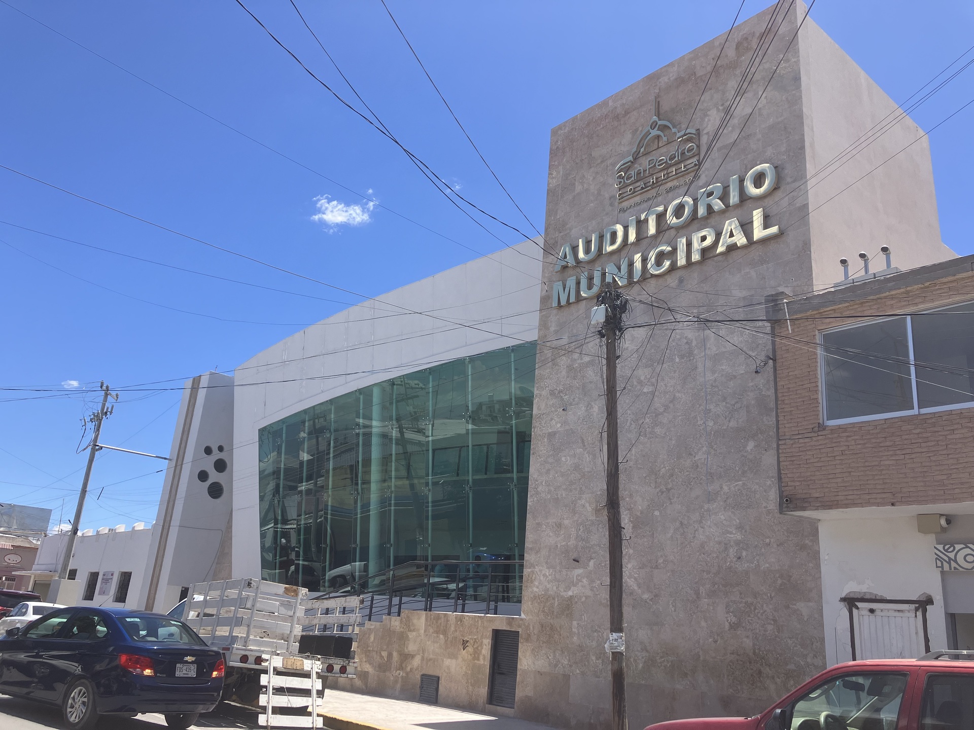 Auditorio Municipal de San Pedro sin aire acondicionado; se duplica el costo de rentas para las escuelas