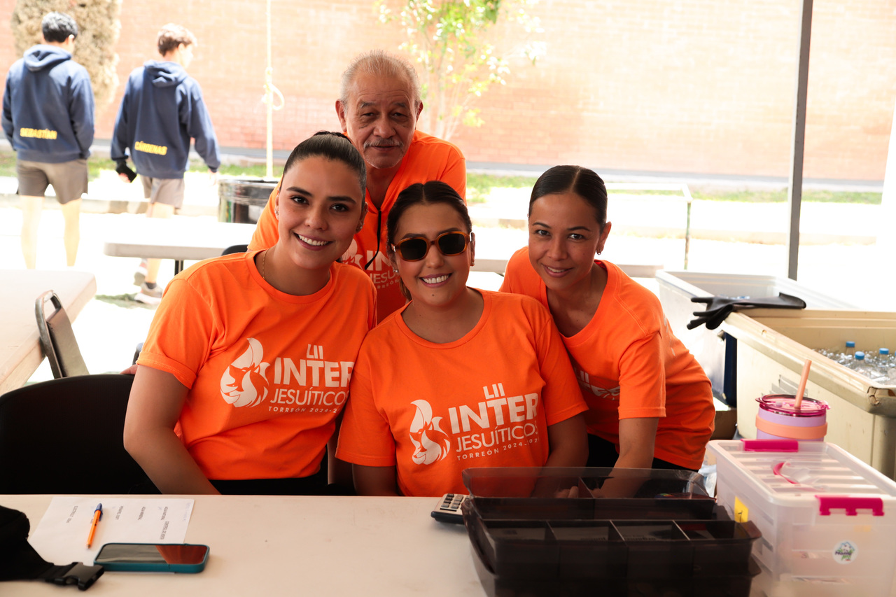 Valeria, Fernanda, José y Adriana.