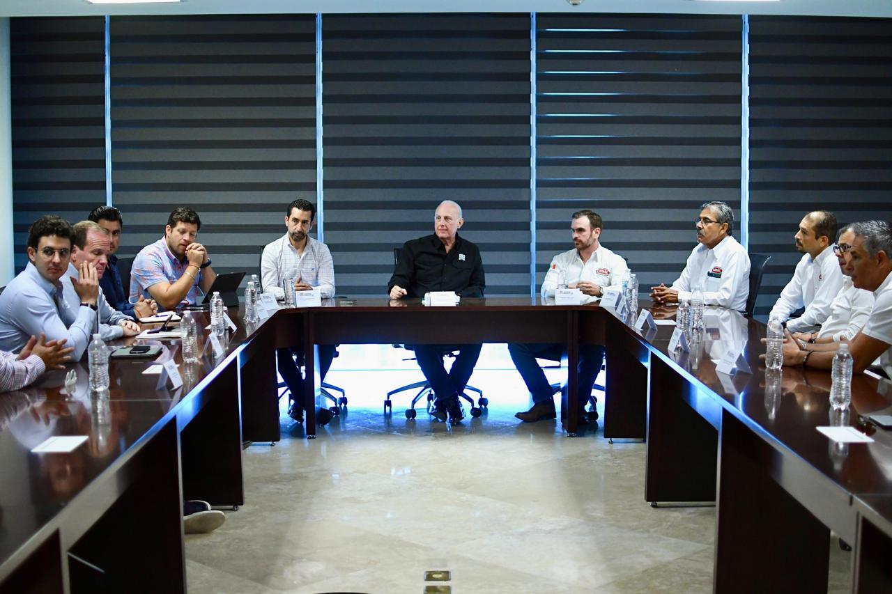 Se reúne el alcalde Román Cepeda con integrantes de CMIC