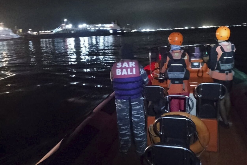 Se hunde ferri con 65 pasajeros a bordo en la isla de Bali; reportan 4 muertos y 38 desaparecidos