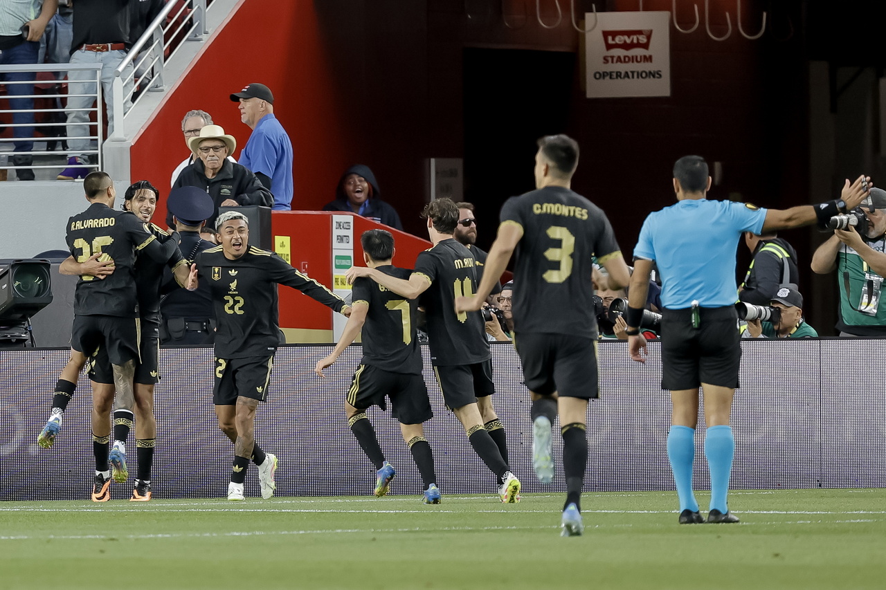 Raúl Jiménez celebra con sus compañeros el gol anotado al arranque del complemento, que a la postre sirvió para que el Tricolor derrotara a Honduras en la semifinal de la Copa Oro de la Concacaf en Santa Clara, California, donde buscarán el título ante Estados Unidos el próximo domingo en Houston.