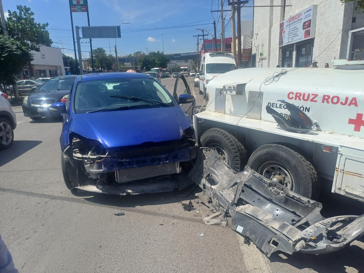 Choca auto contra remolque de Cruz Roja, los daños son por 55 mil pesos