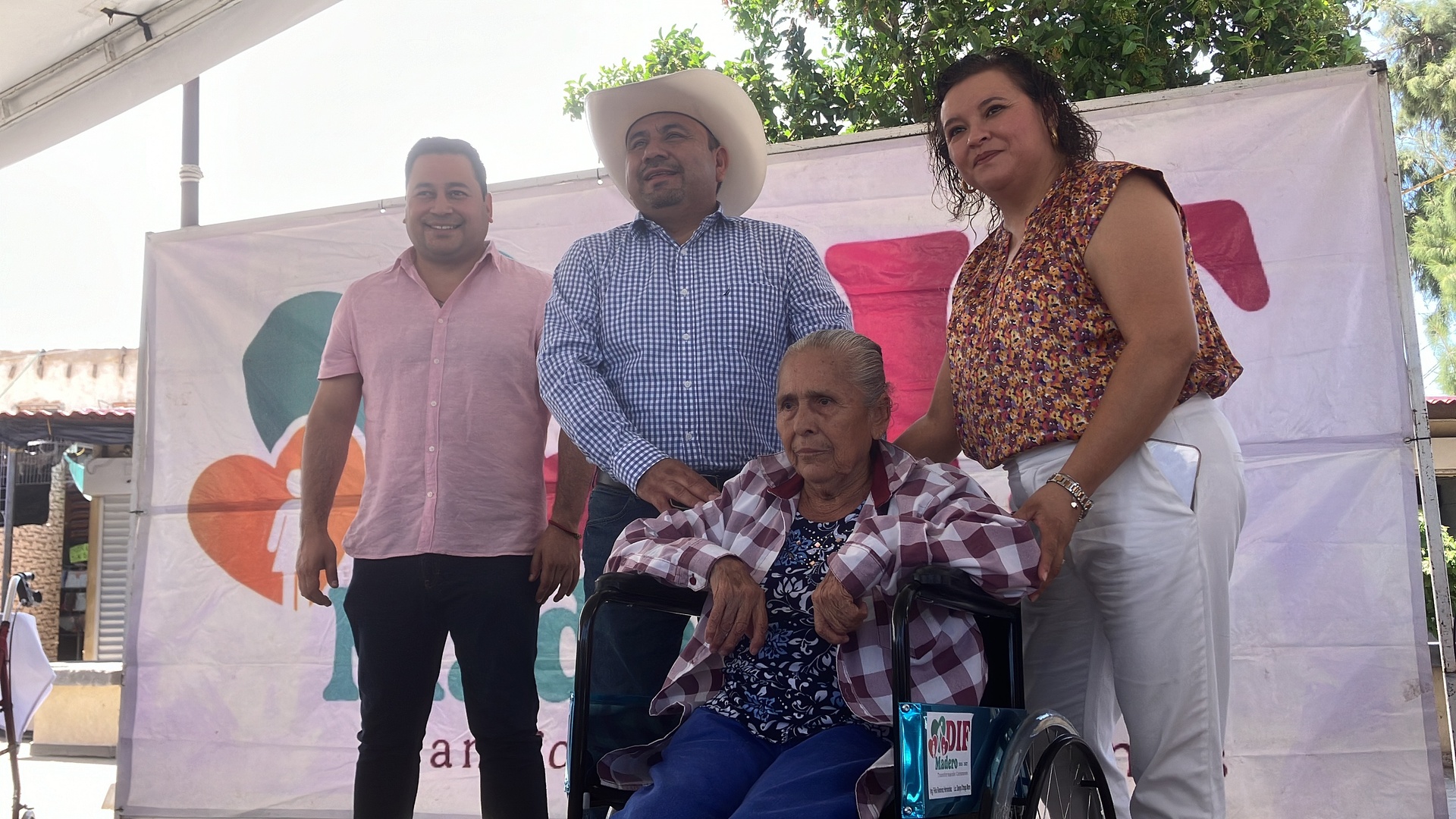 DIF Madero entrega aparatos funcionales a adultos mayores