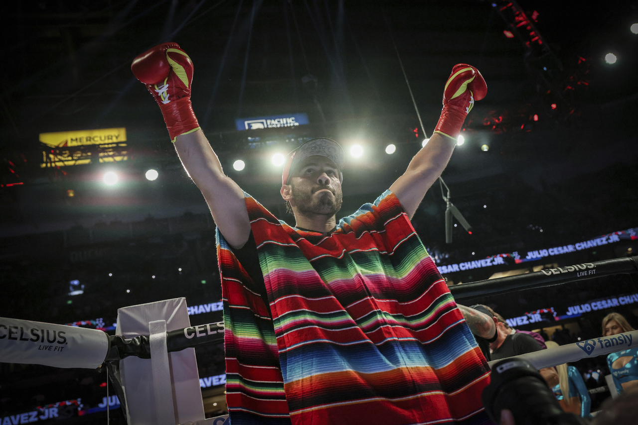El boxeador mexicano ha sido relacionado con el crimen organizado, además de múltiples cargos por uso de armas y abuso de sustancias, así como de falsificar declaraciones para quedarse en el vecino país del norte.