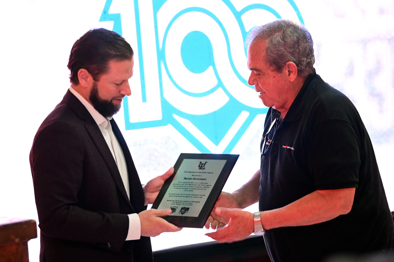 De la mano de Guillermo Murra, presidente de Algodoneros, nuestro fotógrafo Ramón Sotomayor recibió un reconocimiento.