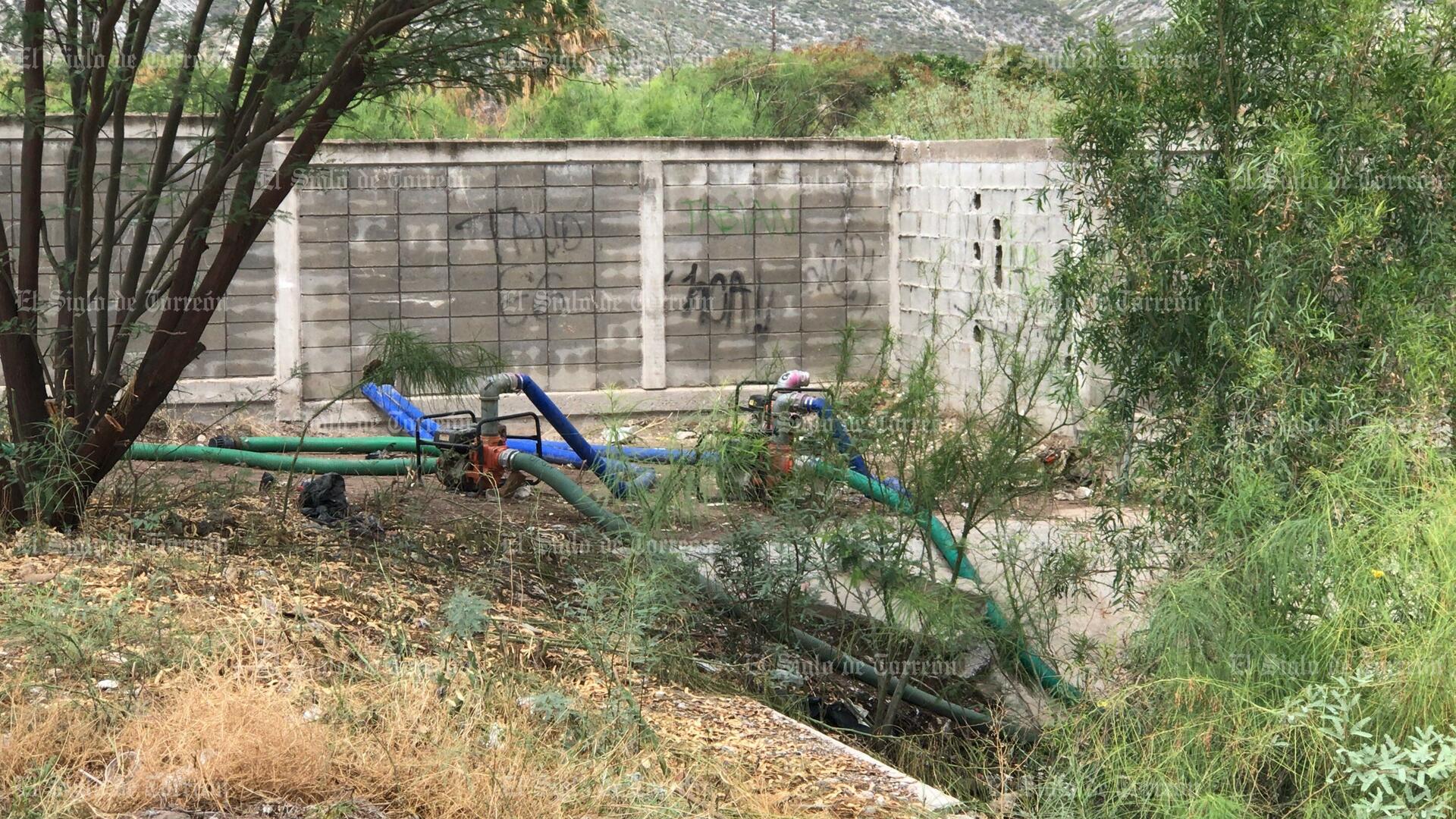 Desfogan laguna de regulación en el panteón Jardines del Carmen