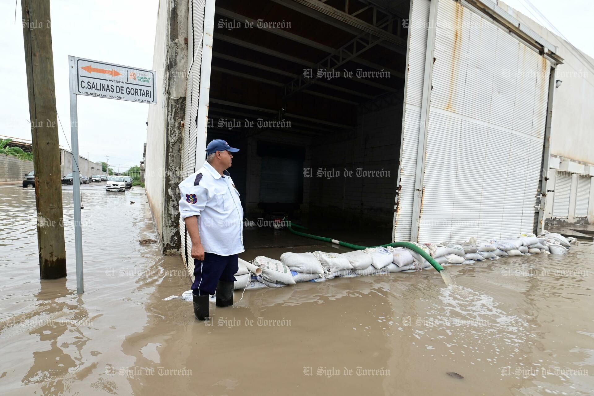 Inundaciones paralizan empresas en Torreón: más de mil trabajadores afectados en la colonia Nueva Laguna
