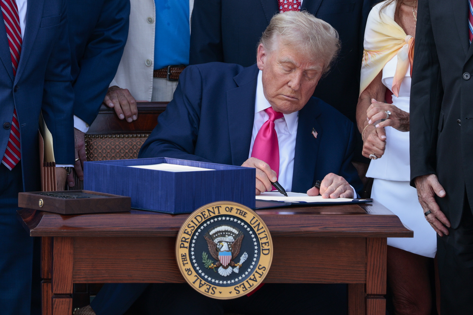 Trump firma ley de recorte fiscal y presupuestario