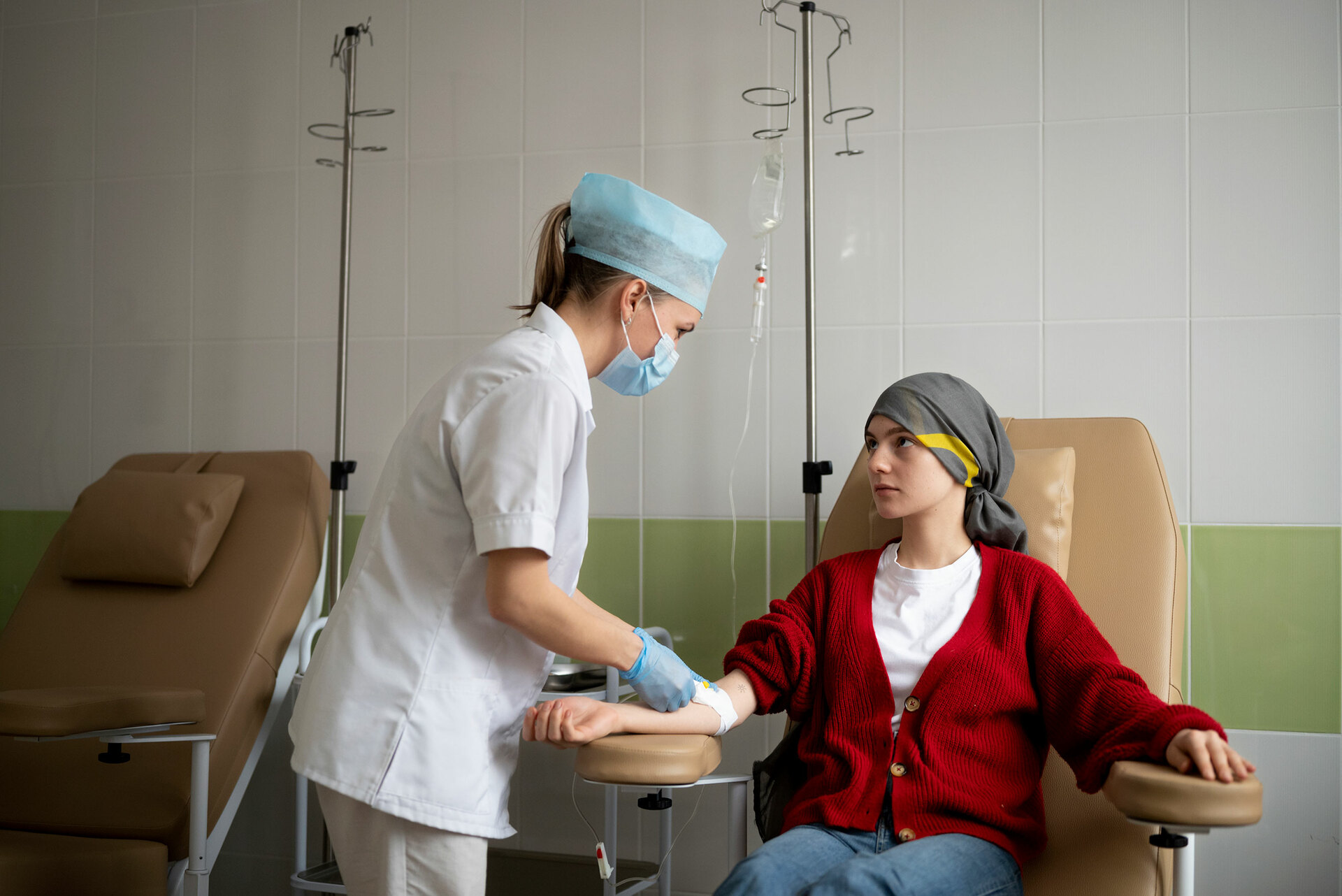 El personal de la salud debe tener las herramientas cognitivas y emocionales para tratar con el sufrimiento humano. Foto: Freepik