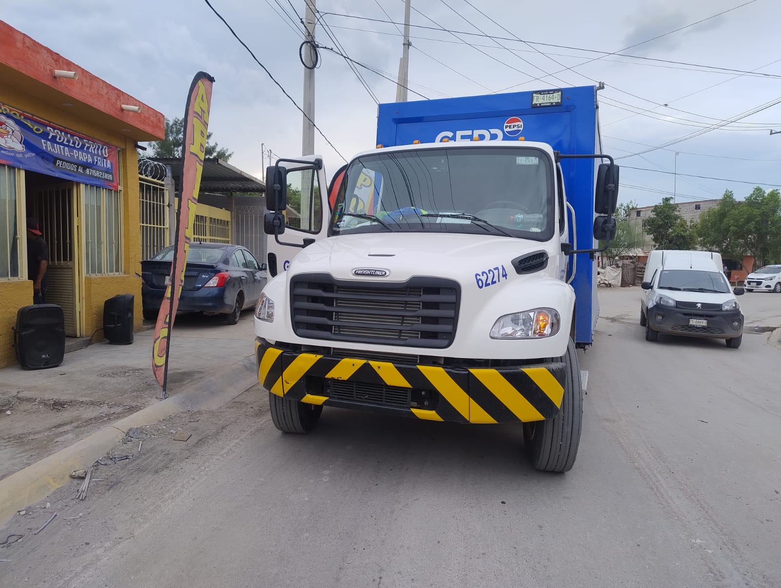 Joven motociclista se impacta contra camión de refrescos en Gómez Palacio