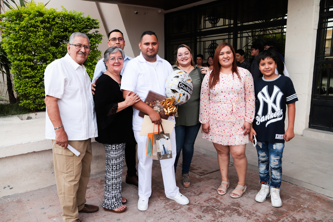 Graduado Anuar Monárrez y familia.