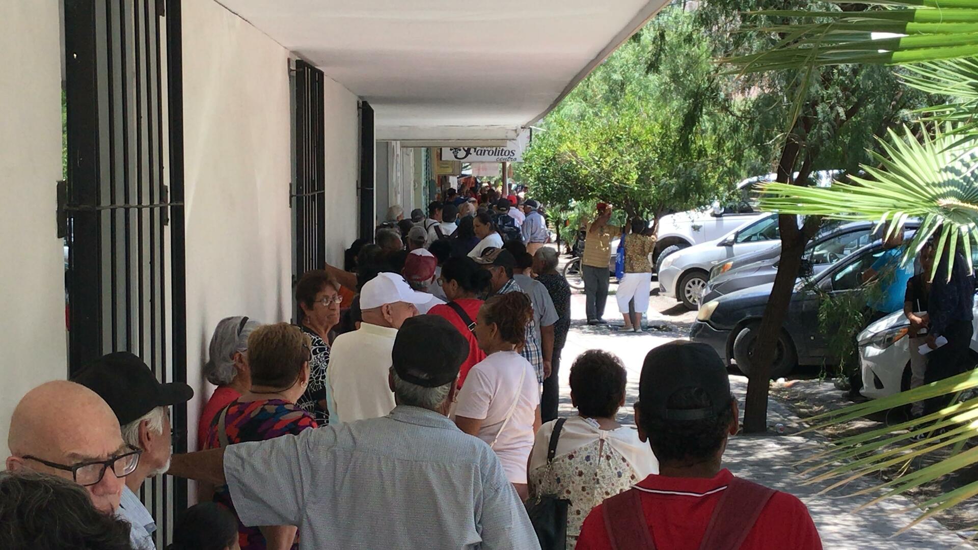 Pensionados del Bienestar abarrotan sucursal centro por falta de efectivo en los cajeros del Banco del Bienestar