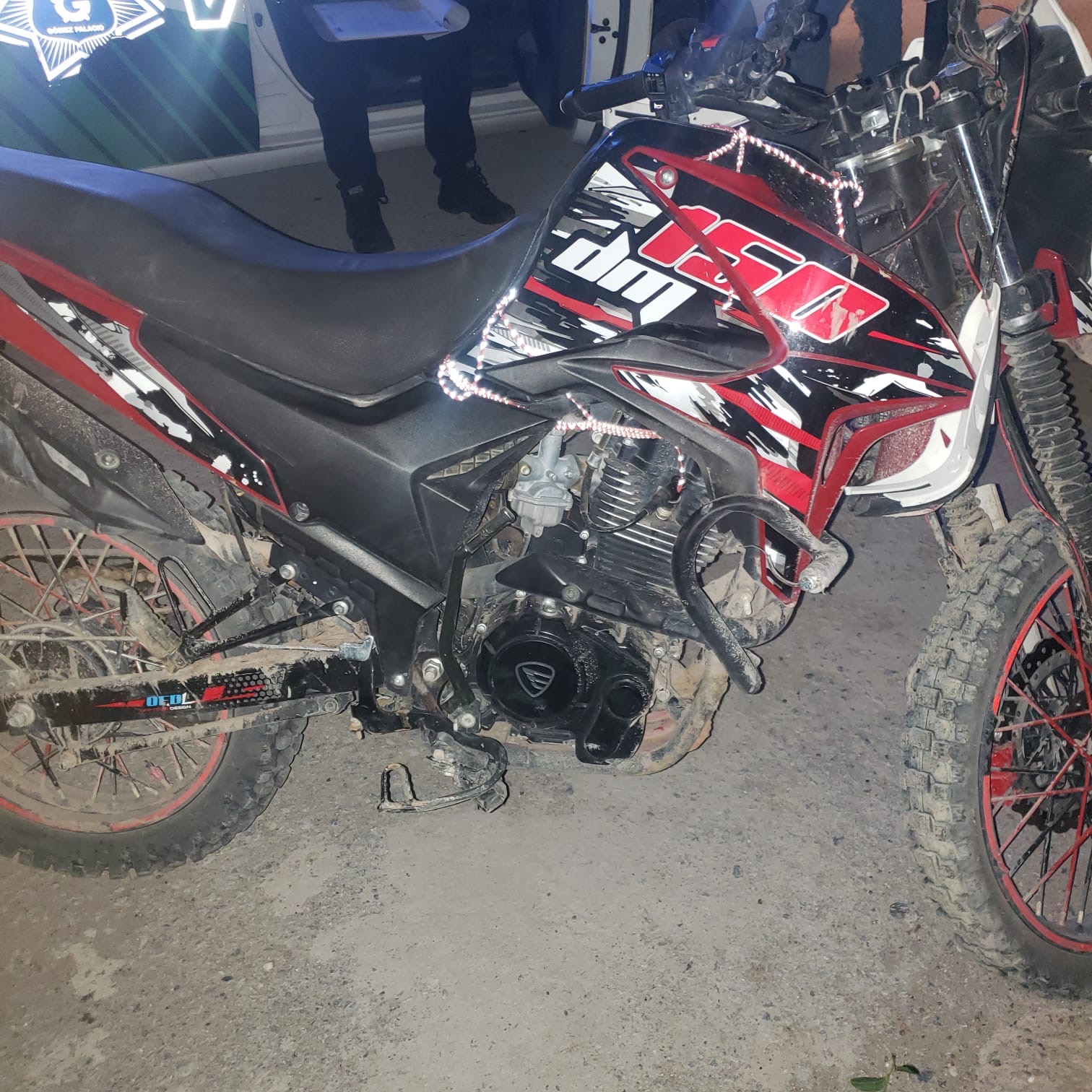 Abandonan moto tras chocar con auto estacionado en Gómez Palacio