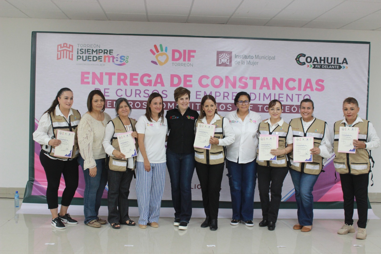 Reconocen a usuarias que concluyeron con su capacitación en los centros comunitarios del DIF Torreón