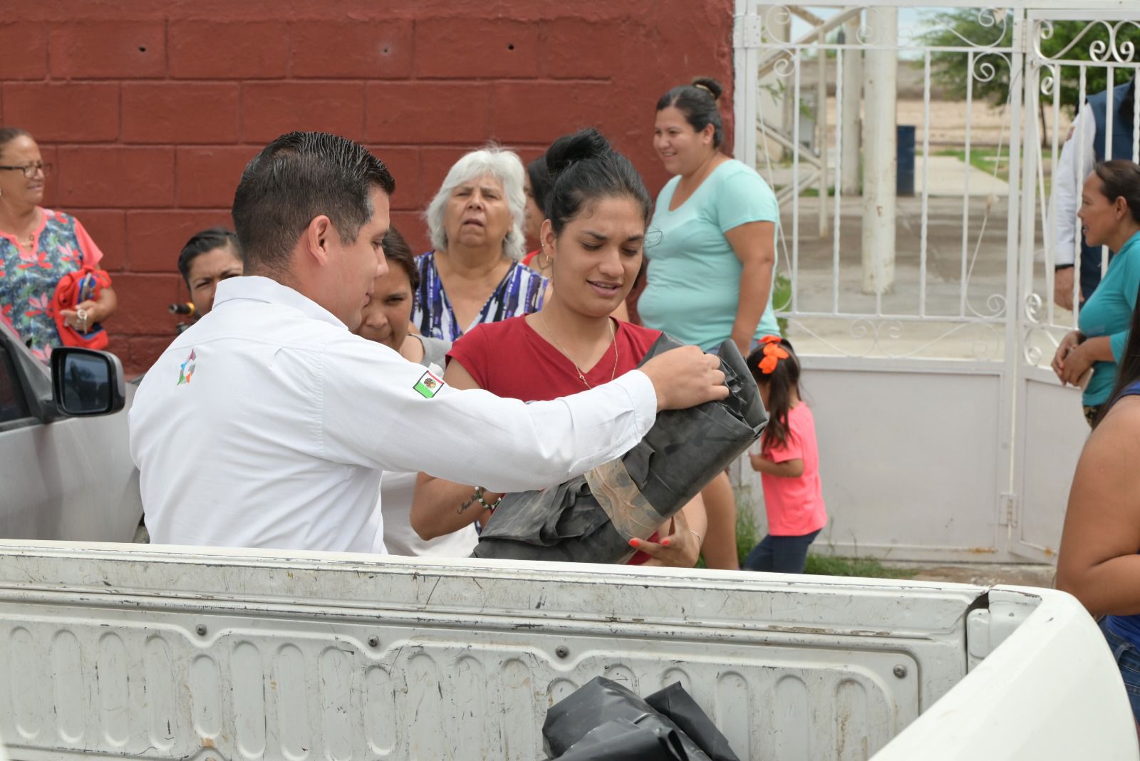 Entregan hules a familias del medio rural de Gómez Palacio afectadas por las lluvias