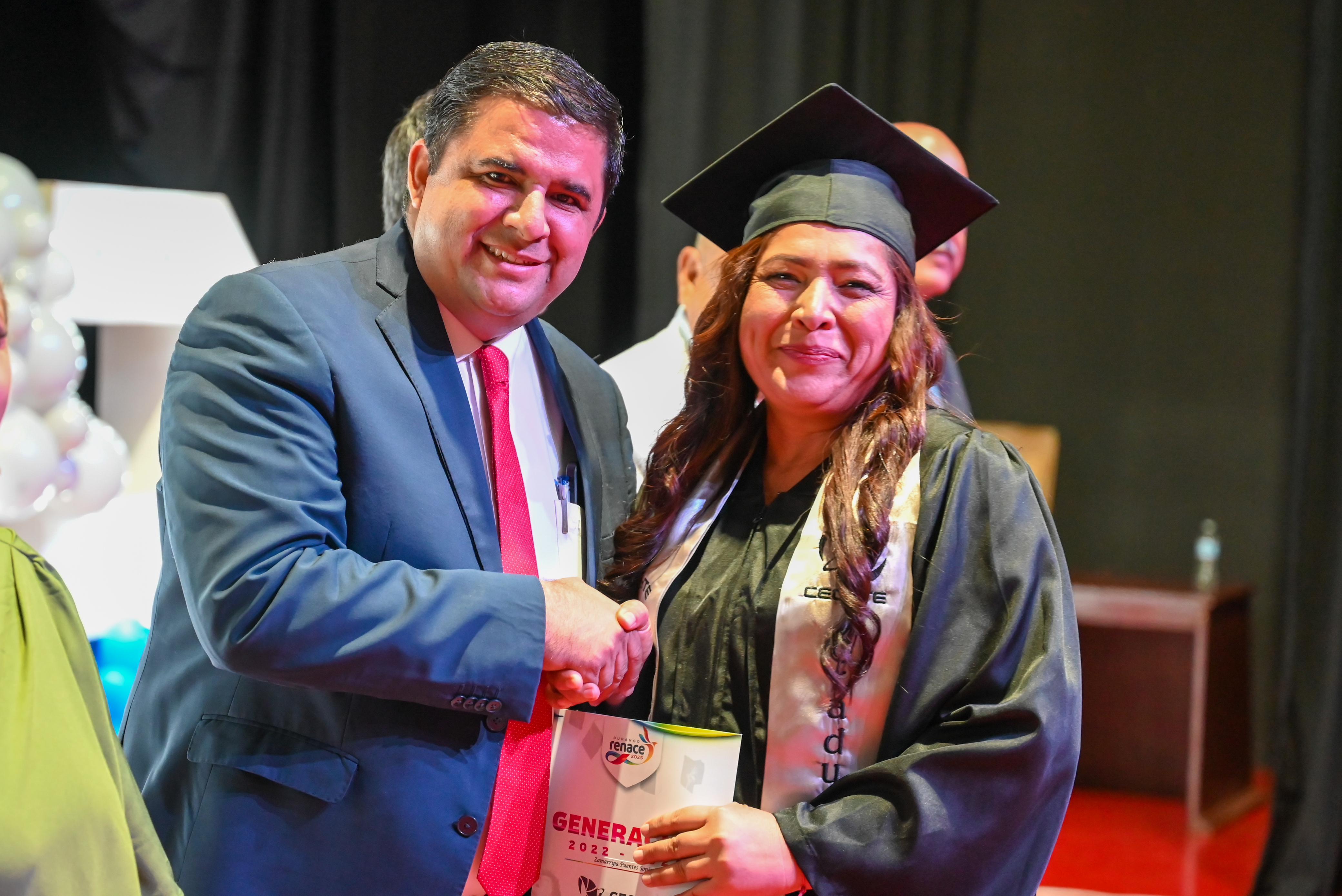 Alcalde de Lerdo acompaña a graduados de primera generación del CECyTE de Nazareno