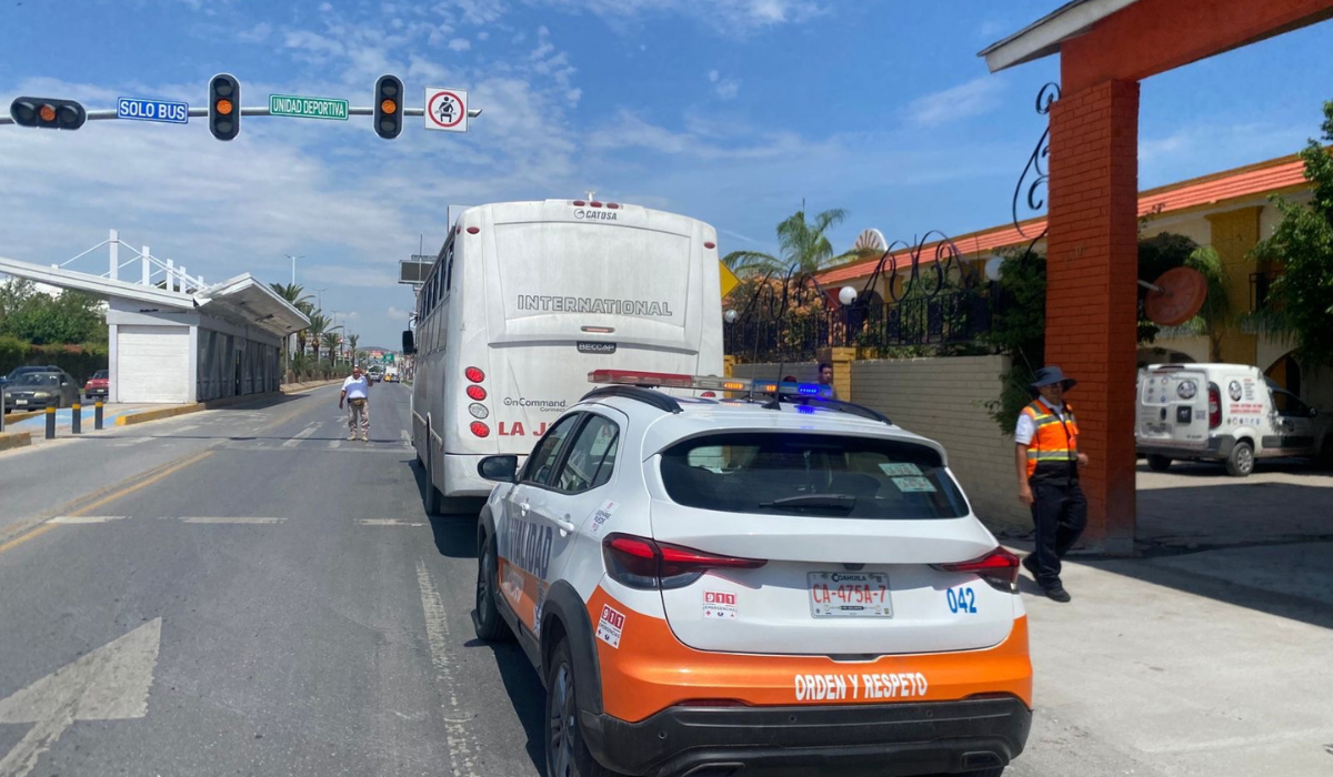 Agente vial resulta herido al ser embestido por camión de transporte público