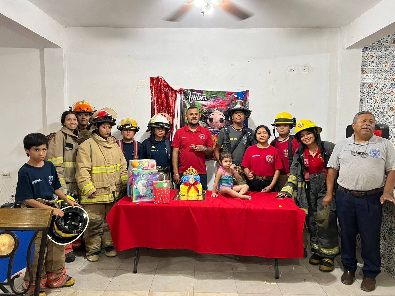 Bomberos de San Pedro sorprenden a cumpleañera