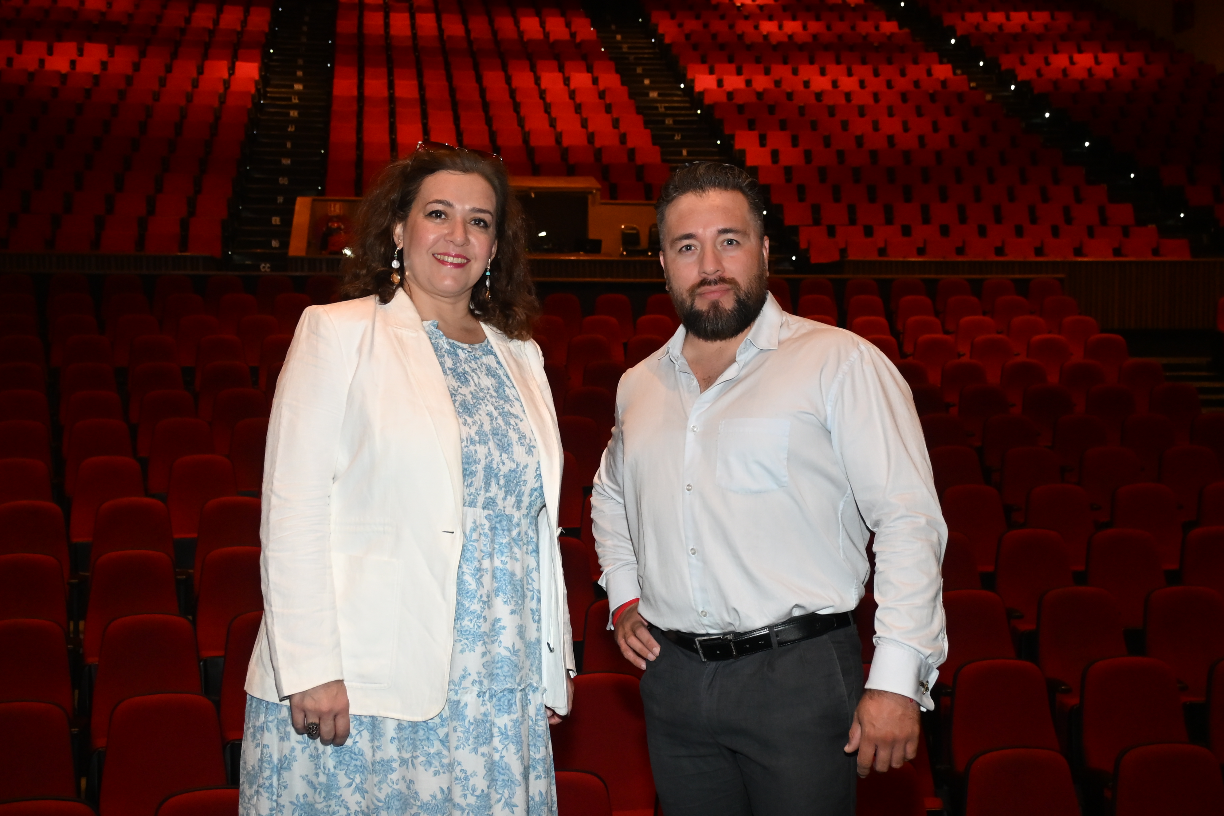 Bernardo Fierros y Mariana Chabukiani en el escenario del Teatro Nazas. EL SIGLO DE TORREÓN / Ramón Sotomayor