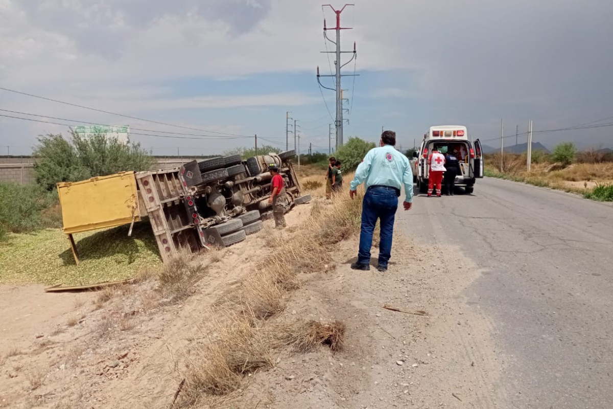 Vuelca camión cargado de alimento para ganado en la Carretera Esterito