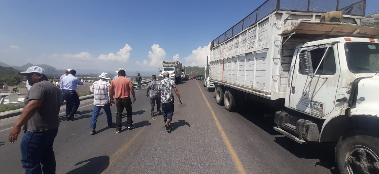 Bloquean transportistas; autoridades exhortan a regularizar su situación y denunciar formalmente casos de extorsión