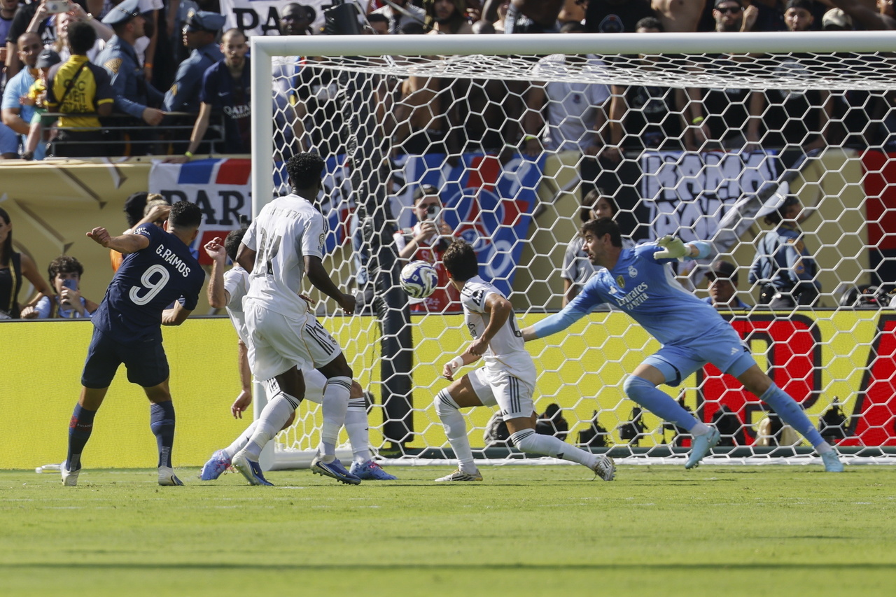Goncalo Ramos del PSG (izquierda) anota el definitivo 4-0 durante la semifinal del Mundial de Clubes entre el Paris Saint-German y el Real Madrid, jugado ante un lleno espectacular en East Rutherford, Nueva Jersey, donde el campeón de Europa se impuso ante un histórico del planeta.