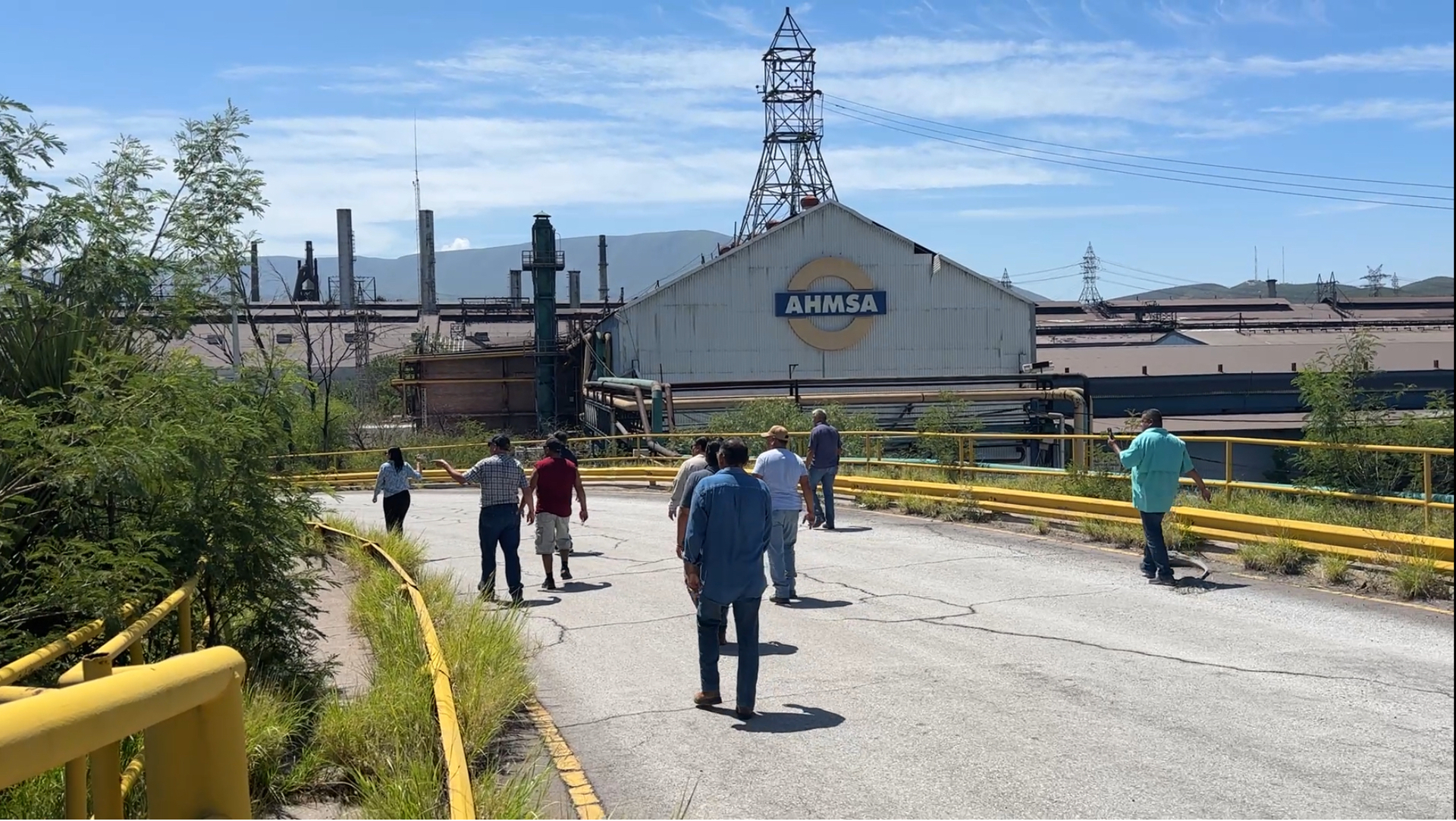 Obreros bloquean de nuevo accesos a AHMSA y exigen freno a saqueos