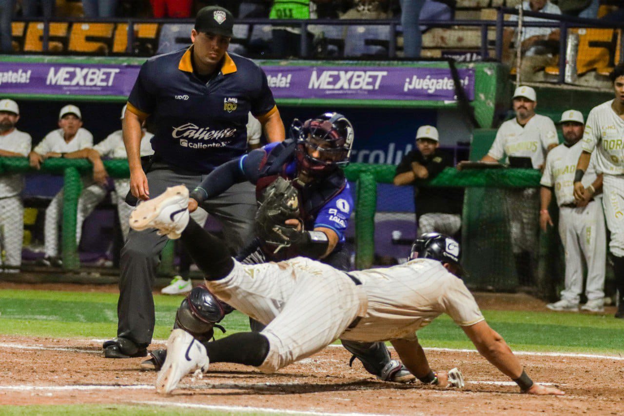 La jugada que definió el último de la serie fue esta, en la que los ampáyeres
dieron como safe la pelota en el guante de Dean Nevarez. (Cortesía)
