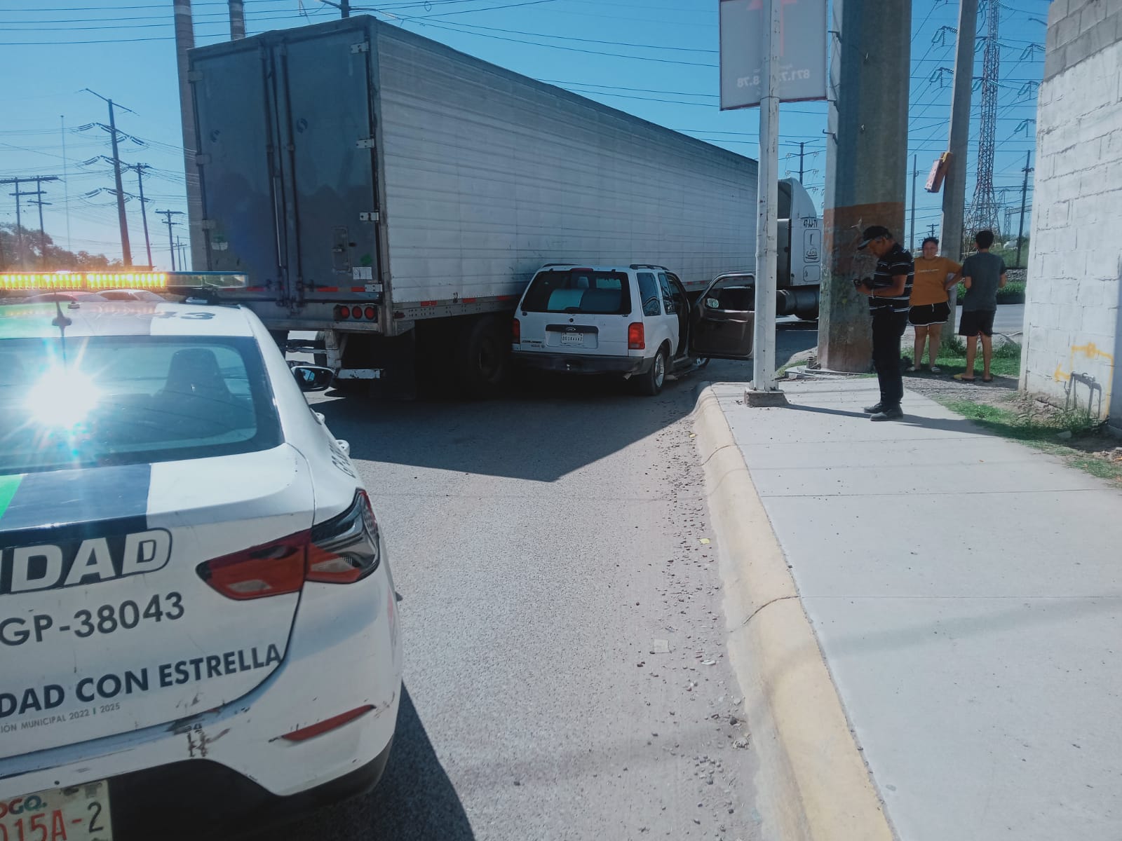 Choca tráiler con camioneta en Gómez Palacio