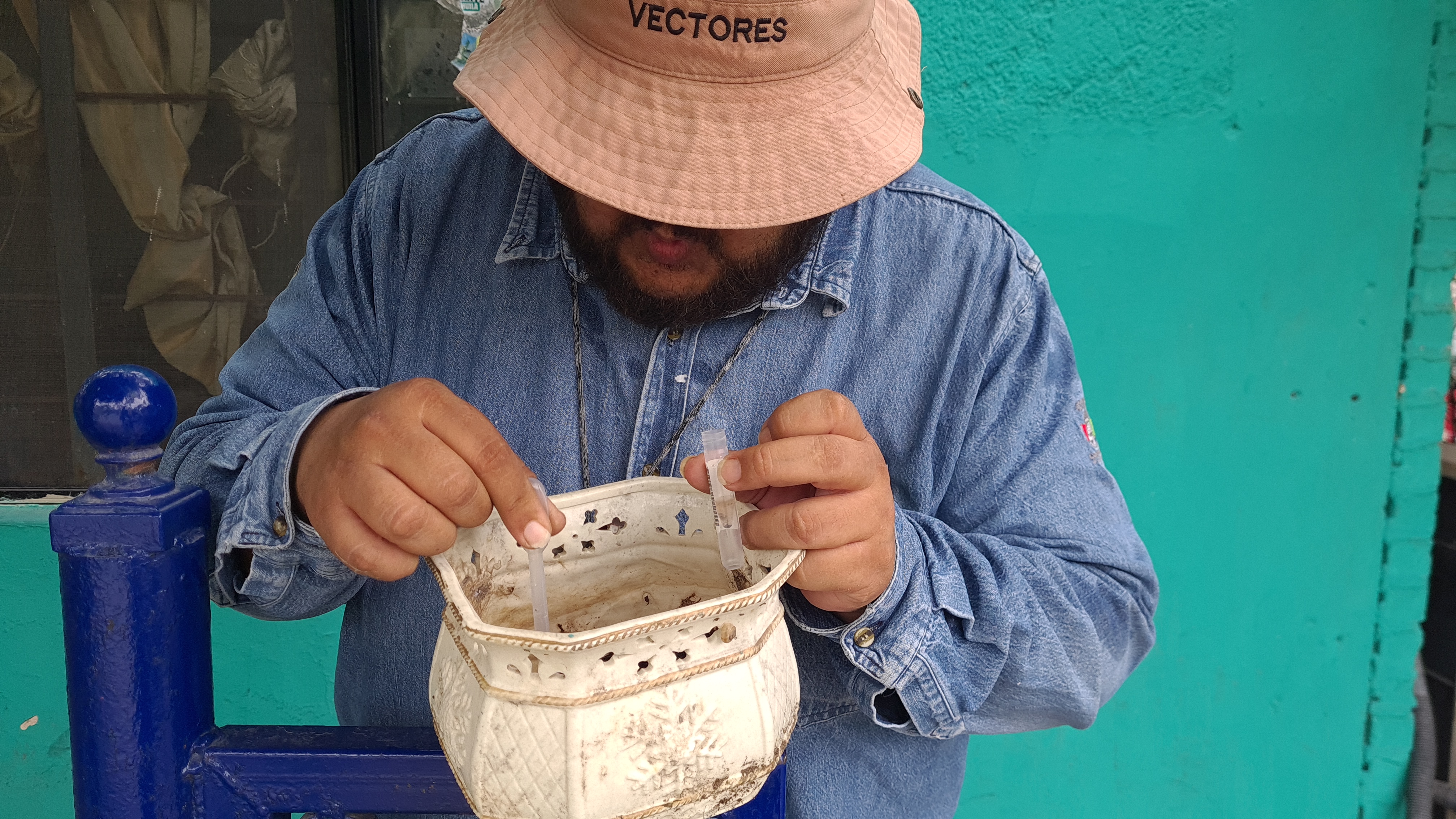 Buscan posibles criaderos de moscos en domicilios de Piedras Negras
