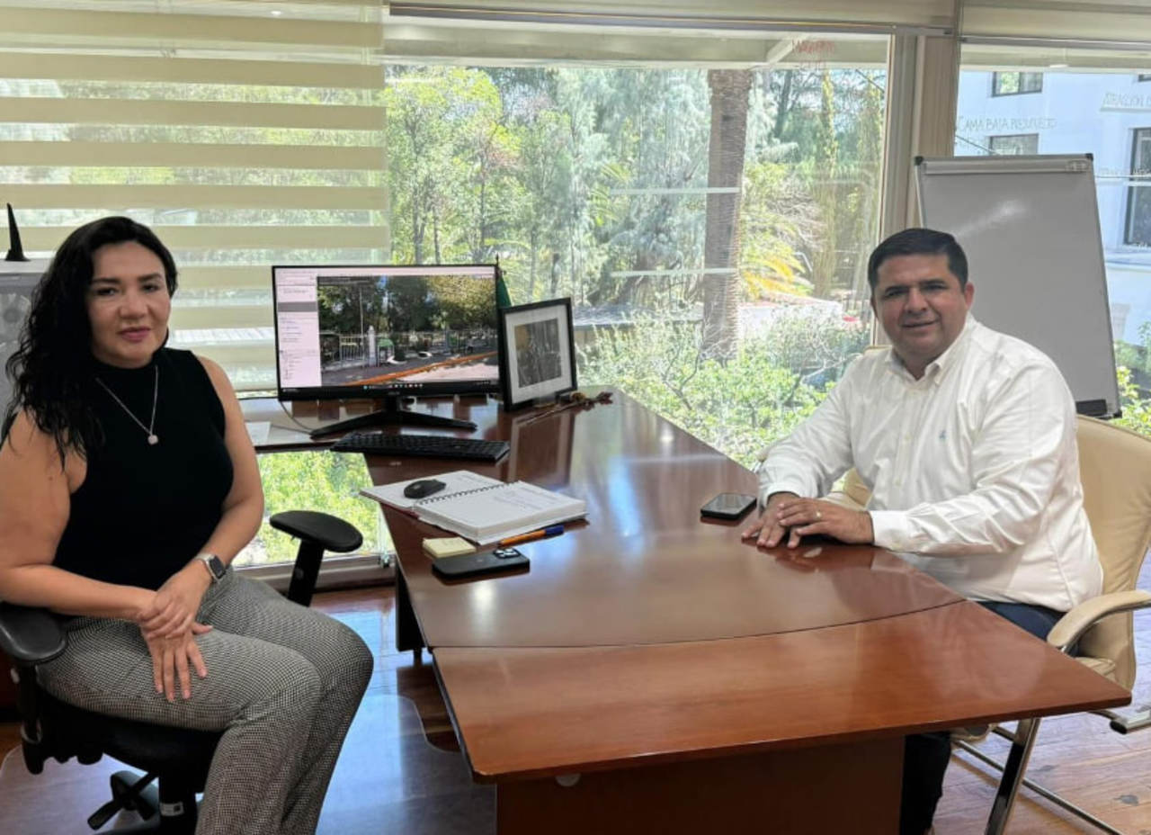 La titular de Secope, Ana Rosa Hernández, junto al alcalde de Lerdo, Homero Martínez.