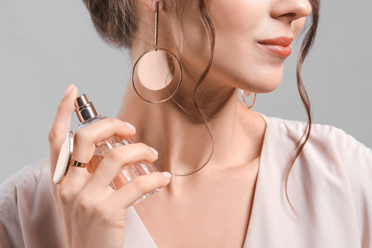 Aplica perfume en muñecas, codos y detrás de orejas sobre piel hidratada. Evita cuello, axilas y zonas húmedas para que dure más y no cause irritación.