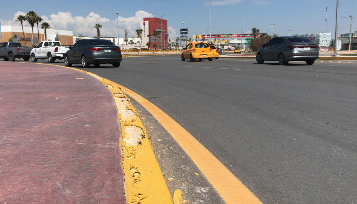 Mala calidad
En la cordonería del Giro Independencia, sobre todo en la parte lateral en el cuerpo de Gómez Palacio hacia Torreón, se empleó pintura de mala calidad,
por lo que ya se puede apreciar craquelada.