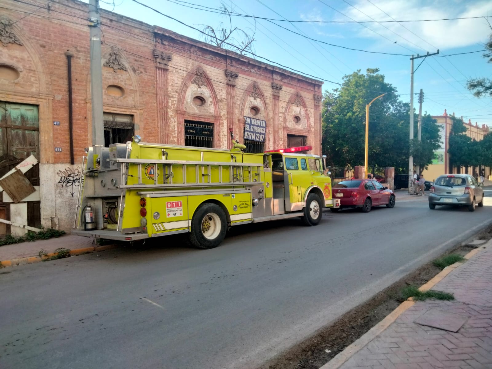 Se registra incendio en propiedad abandonada frente a escuela de Lerdo
