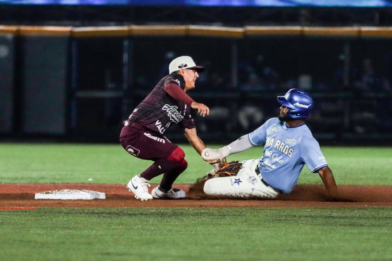Josh Stowers (d) se reencontró con los que hasta hace unas semanas eran sus compañeros en la presente temporada de la LMB. (Cortesía)
