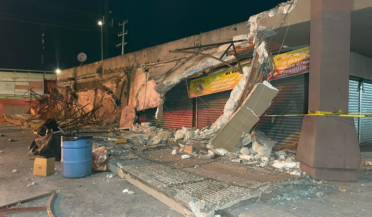 Colapsa techo en plaza comercial de Saltillo