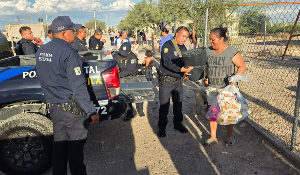 Policías del Estado entregan apoyos a familias del ejido La Trinidad