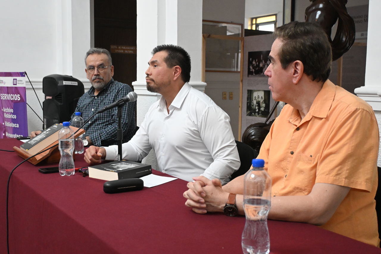 Evento. Fernando Fabio Sánchez y Gerardo García Muñoz presentaron de nueva cuenta su libro en el Archivo Municipal de Torreón, los acompañó Jaime Muñoz Vargas en comentarios.