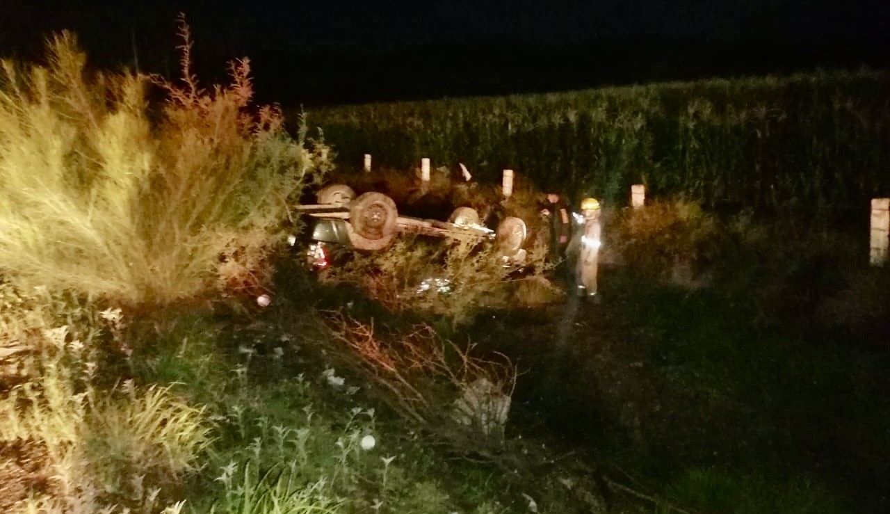 Abandonan camioneta tras volcadura en Lerdo, había envases de cerveza en el interior