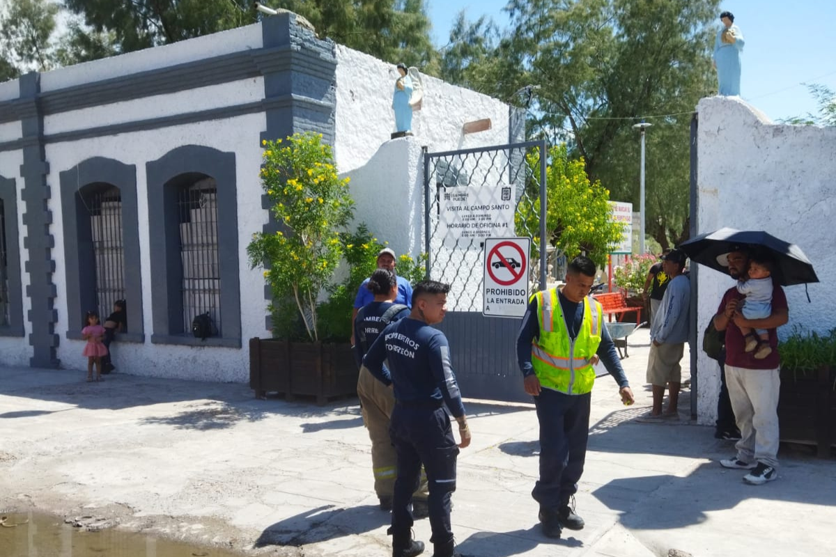 Accidente en Panteón Municipal de Torreón, hay tres personas lesionadas tras caer en tumba derrumbada