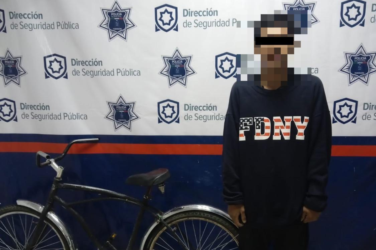 Hombre roba bicicleta en la colonia Las Carolinas y es detenido por agentes de la Policía Municipal.