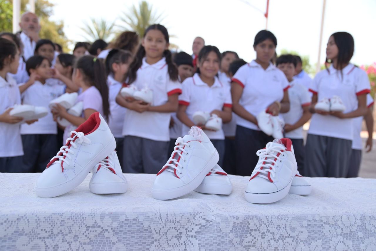 Entregan calzado a alumnos del Ejido Chihuahuita Viejo. (EL SIGLO DE TORREÓN)