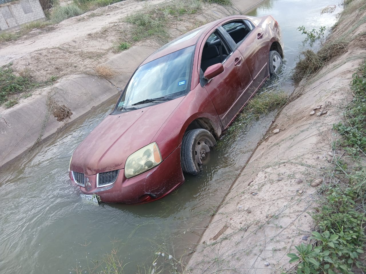 Vehículo cae a canal de riego en Matamoros; lo abandonan en el sitio