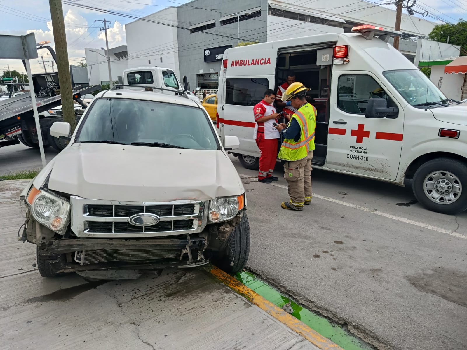 Colisión entre dos vehículos en la colonia Estrella deja daños materiales