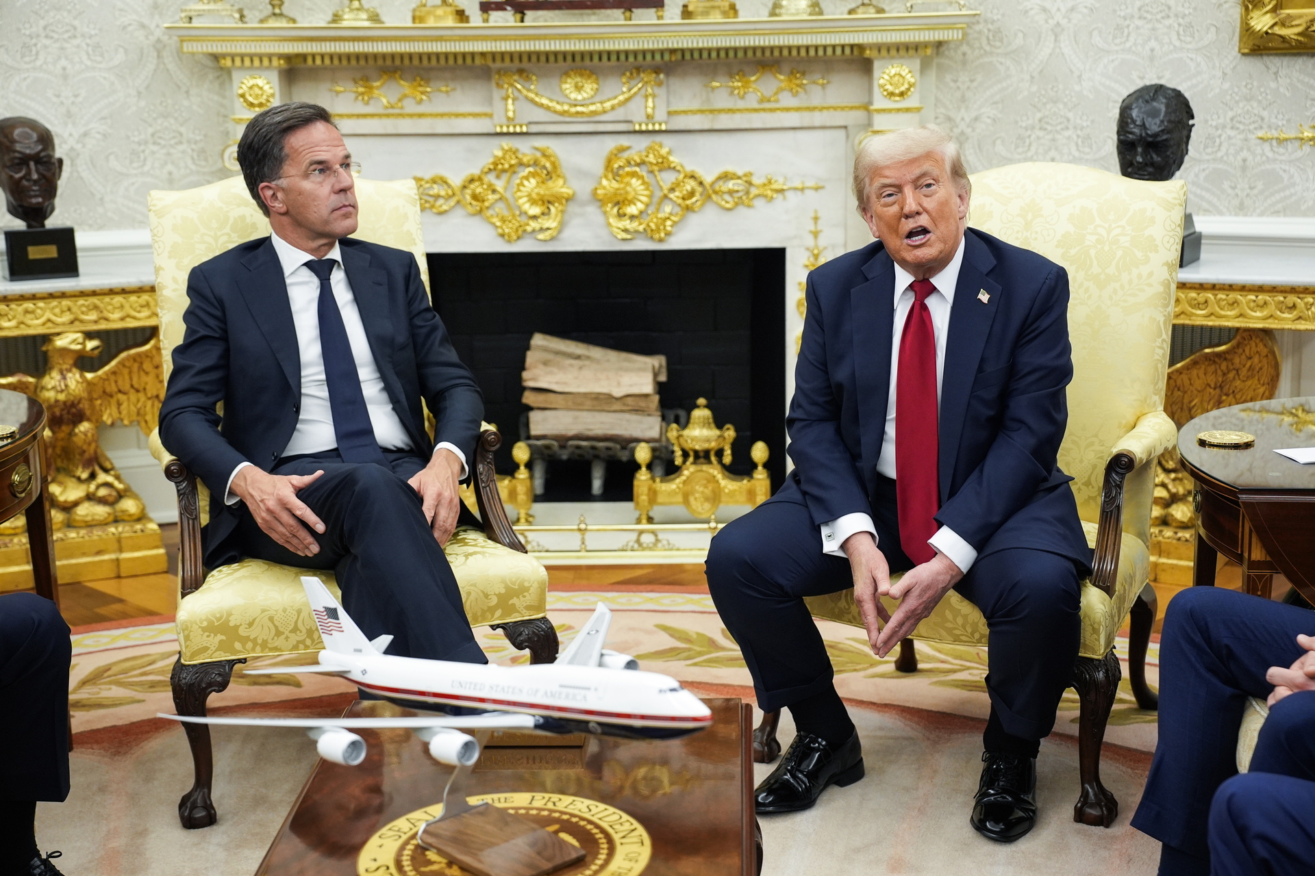 Trump amenaza a Rusia con más aranceles si no alcanza acuerdo de paz