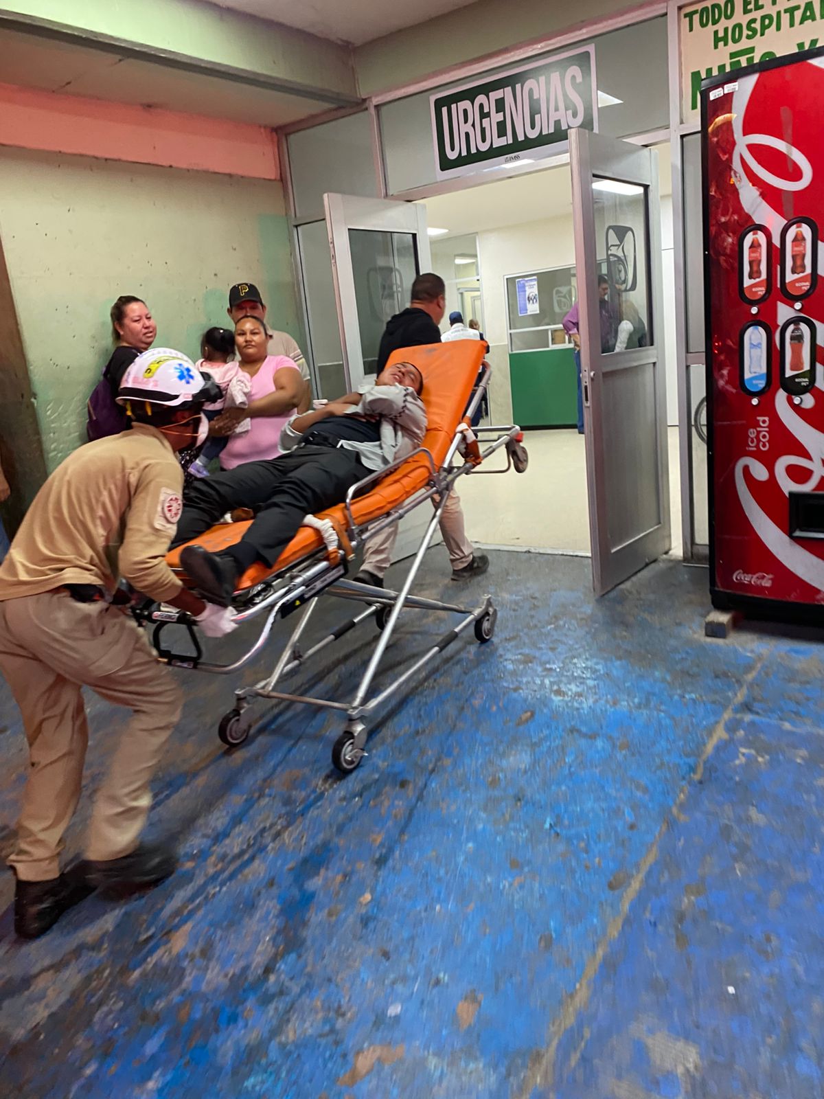 Se intoxica agente de la GN con materiales peligrosos en una volcadura