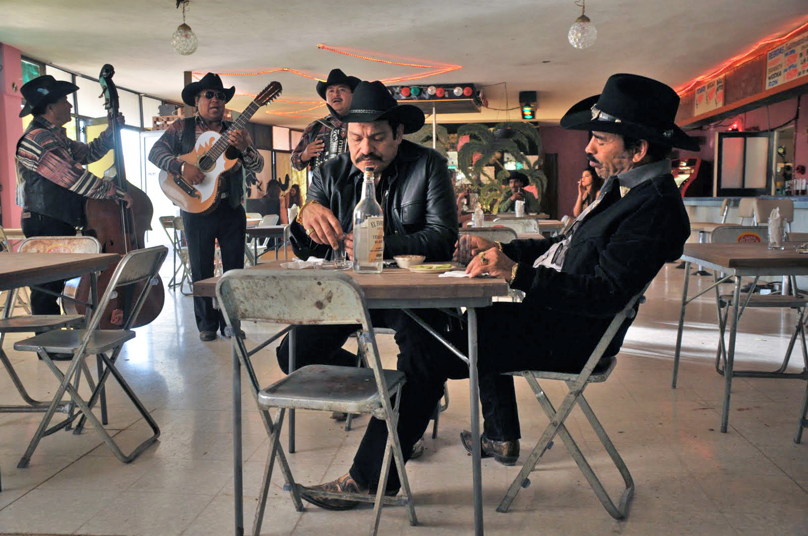 El Infierno: la cantina como escenario de la decadencia nacional