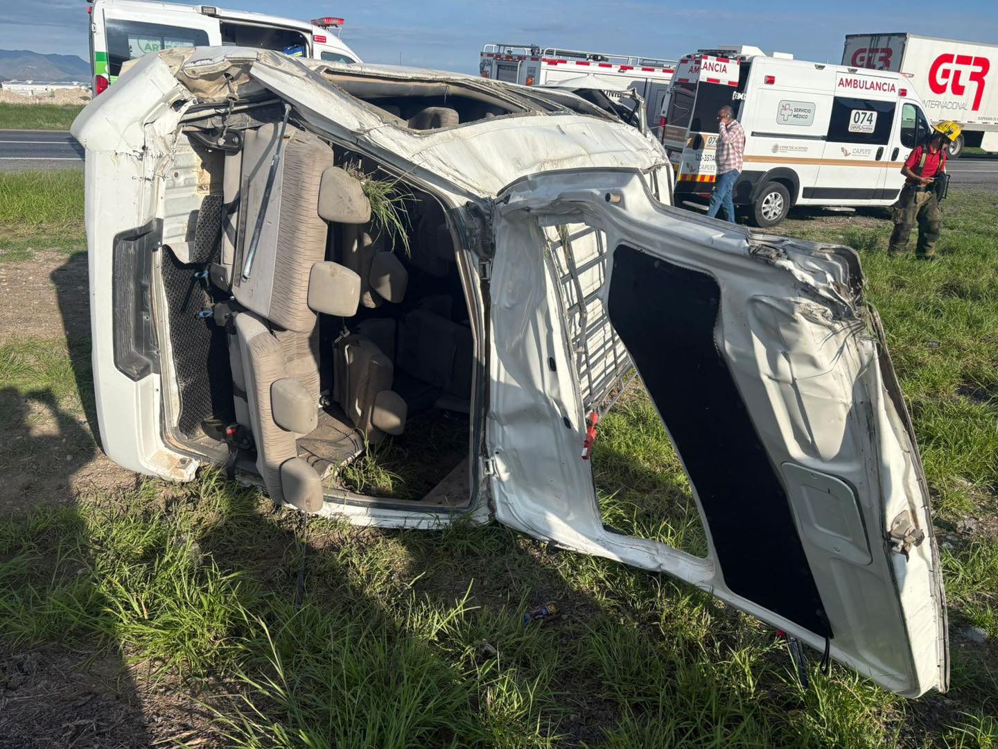 Vuelca camión de transporte; resultan 11 lesionados