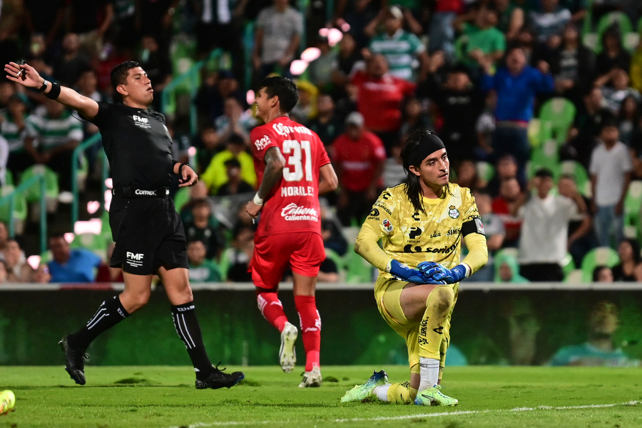 Los actuales monarcas de la Liga MX, no desaprovecharon la superioridad numérica, para en el complemento darle la vuelta al marcador, pese a la gran actuación del arquero santista Carlos Acevedo. (FOTOGRAFÍA: ENRIQUE TERRAZAS)